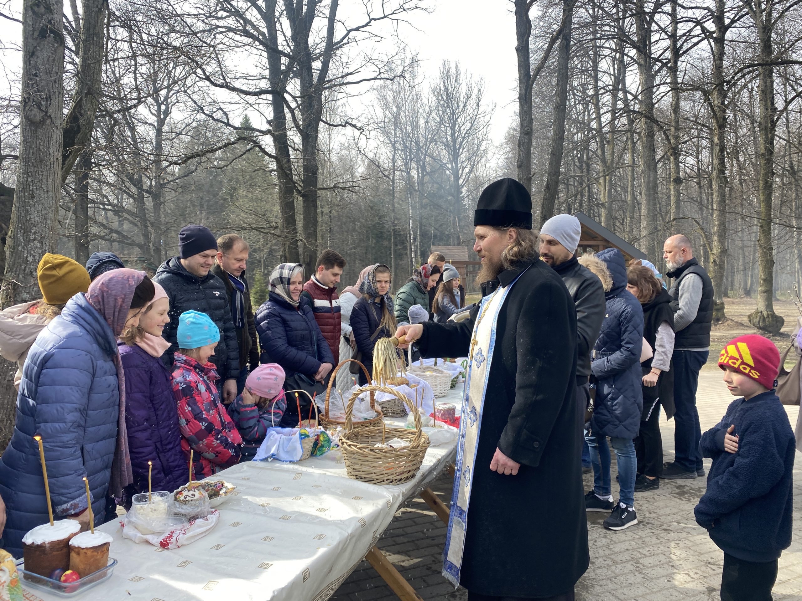 Что нельзя делать в пасхальную субботу. Освящение куличей на Пасху. Освящение куличей на Пасху в церкви. Пасхальная суббота. Русская Церковь.